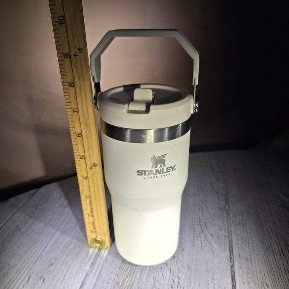 Stanley Cream IceFlow Flip Straw Tumbler Mug 20oz.  - Picture 4 of 11